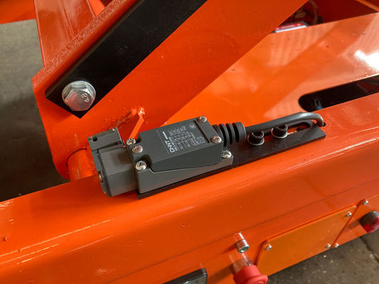 Scissor Automatic Braking Mobile Lift Tables 500kg With Integrated Pop Up Ball Transfer