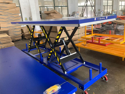 Mobile DC Battery Powered Tandem Scissor Lift Table Transferring Bulky Heavy Item